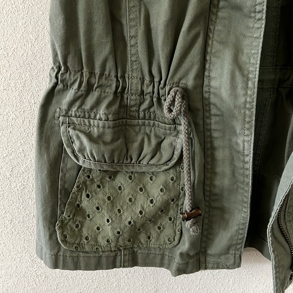 Candie's Sleeveless Vest - Picture 6 of 14